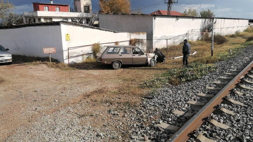 Yolcu treni hemzemin geçitte otomobile böyle çarptı 3